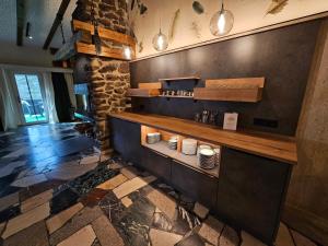 Příslušenství pro přípravu čaje a kávy v ubytování Hotel Waldblick