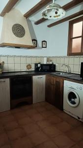 Kuchyňa alebo kuchynka v ubytovaní Casas Rurales Maribel - Complejo Alcalá del Júcar