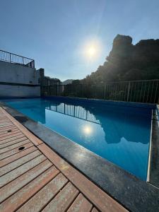 einen Pool mit blauem Wasser und eine Holzterrasse in der Unterkunft Royalty Copacabana Hotel in Rio de Janeiro