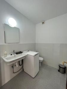 een witte badkamer met een wastafel en een toilet bij Finca la Pampa in Arafo