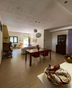 eine Küche und ein Wohnzimmer mit einem Tisch und einem Sofa in der Unterkunft La casa di Josephine in Termoli