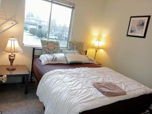 a bedroom with a large bed with a window at Stylish & Charming Holiday Home - Great Location C3 in Surrey