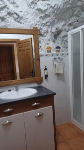 La salle de bains est pourvue d'un lavabo et d'un miroir. dans l'établissement Casas Alcala, à Alcalá del Júcar
