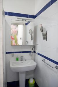 y baño con lavabo y espejo. en Settessenze Residence & Rooms, en Agropoli