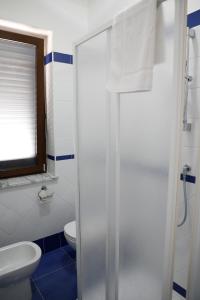 a bathroom with a shower and a toilet at Settessenze Residence & Rooms in Agropoli