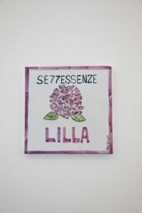 a sign hanging on a wall with a flower at Settessenze Residence & Rooms in Agropoli