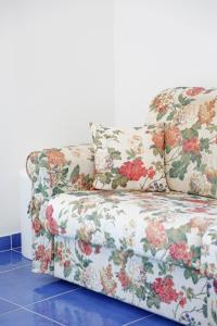 un sofá sentado en un suelo de baldosa azul en Settessenze Residence & Rooms, en Agropoli