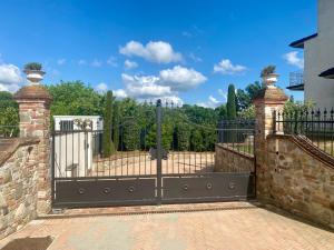 une porte en fer devant un jardin dans l'établissement -Casa Vacanza Il Glicine- Immerso Nel Verde, à Altopascio