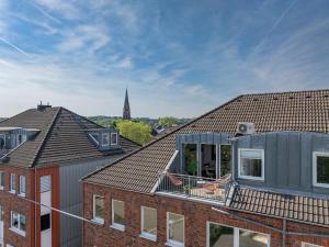 uma casa nos telhados de dois edifícios em Mango Living - Stadtoase in Mönchengladbach, 95 qm, spacious, 3 Schlafzimmer, Nähe Hauptbahnhof em Mönchengladbach