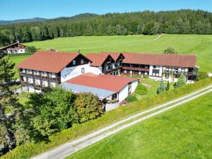 une vue aérienne d'un bâtiment dans un champ dans l'établissement Hotel Waldblick, à Bodenmais