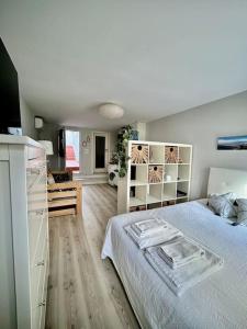 1 dormitorio con 1 cama grande y vestidor en Charmoso estúdio perto da praia en Parede