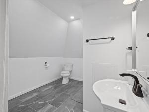 Ένα μπάνιο στο Shadyside, Central 3B Modern and Stylish Private Bedroom With Shared Bathroom and Free Parking +16 φωτογραφίες
