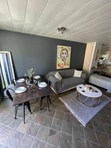 uma sala de estar com um sofá e uma mesa em 2 Bedroom Urban Bliss em Windhoek