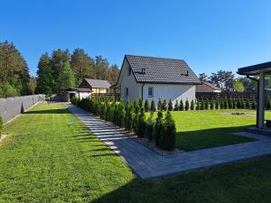Vonkajšia záhrada v ubytovaní Domki Przy Lesie