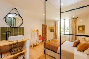 a bathroom with a glass shower and a bed and a sink at Chambre d'hôtes "Ô berges de Brens" in Brens