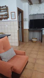Televízia a/alebo spoločenská miestnosť v ubytovaní Casas Rurales Maribel - Complejo Alcalá del Júcar