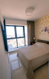 Postel nebo postele na pokoji v ubytování Maybach penthouse