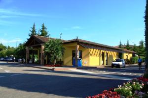 a small yellow building on the side of a road at Camping Bella Italia in Peschiera del Garda