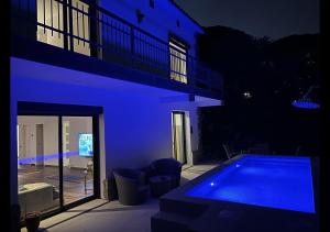Bazén v ubytování Villa Burriac with Private Pool, Costa Maresme, 20 minutes from Barcelona nebo v jeho okolí