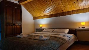 une chambre avec un grand lit avec des serviettes dessus dans l'établissement Nest for rest, à Mojkovac