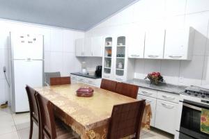Kuchyň nebo kuchyňský kout v ubytování Casa da vovó, 3 quartos, jardim e 2 vagas de garagem