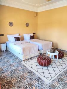 Duas camas sentadas uma ao lado da outra num quarto em Zagora Oasis Lodge em Zagora