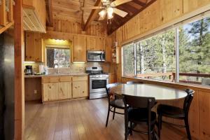 een keuken met een tafel en stoelen in een huisje bij 2259-Fawnskin Pines cabin in Fawnskin