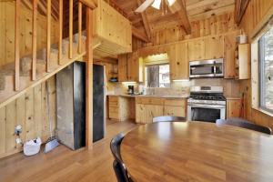 een keuken met een tafel en stoelen in een huisje bij 2259-Fawnskin Pines cabin in Fawnskin