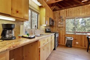een keuken met een wastafel en een fornuis top oven bij 2259-Fawnskin Pines cabin in Fawnskin
