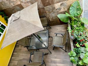 vistas a un patio con sillas y sombrilla en Hidden house, en Ciudad de México