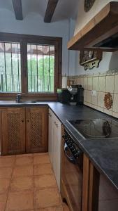 Kuchyňa alebo kuchynka v ubytovaní Casas Rurales Maribel - Complejo Alcalá del Júcar