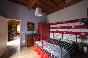 ein Schlafzimmer mit einem roten und weißen Bett in einem Zimmer in der Unterkunft All'Antico Convento in Cannero Riviera