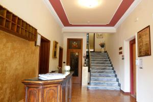 un pasillo de una casa con escaleras y una escalera en Hotel VILLA PINA, en Senigallia