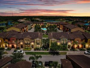 フォートマイヤーズにあるLuxury Paseo Townhome Pool Bars and Beachesの夕暮れ家屋空見