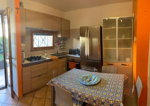 a kitchen with a table with a plate on it at Villetta relax fast wi-fi 9 Min porto Civitavecchia in Santa Marinella