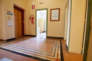 un pasillo con dos puertas y una alfombra en el suelo en Hotel VILLA PINA, en Senigallia