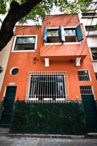 un edificio naranja con una puerta delante de él en Rio Deal Guest House, en Río de Janeiro