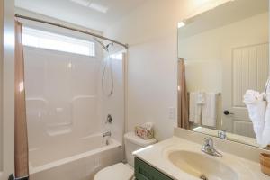 Ένα μπάνιο στο River Shores Cottage +20 φωτογραφίες