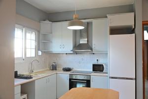 Кухня или мини-кухня в Marinique Apartment
