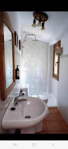Kúpeľňa v ubytovaní Casas Rurales Maribel - Complejo Alcalá del Júcar