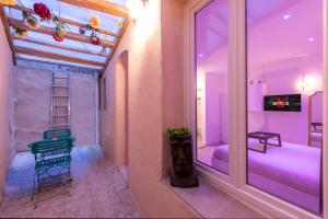 a room with a window with a chair and a table at Les nuits d’Ina in Toulon