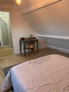 Postel nebo postele na pokoji v ubytování Le Nid - Maison accueillante avec accès donnant sur le Cher + 6 fotografií