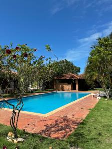- une piscine dans la cour d'une villa dans l'établissement Bangalô 6 praia de Guaratiba prado BA, à Prado