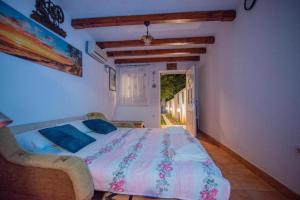 een slaapkamer met een bed in een kamer bij House Matan in Tisno +23 foto's