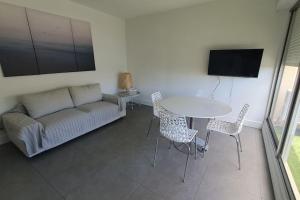 Et opholdsområde på T2 moderne ,design, neuf, climatisé avec piscine