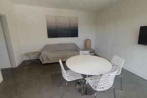 Et tv og/eller underholdning på T2 moderne ,design, neuf, climatisé avec piscine