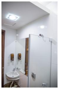 a bathroom with a sink and a mirror at Promocional 3 Pessoas Vila Praia do Forte in Mata de Sao Joao