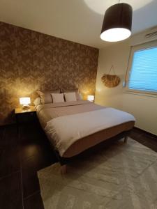 une chambre avec un lit avec deux lampes et une fenêtre dans l'établissement Urban Retreat, classé 3 étoiles, à Ebersheim