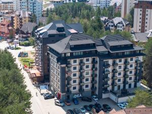 eine Luftaufnahme eines Gebäudes in einer Stadt in der Unterkunft Zlatibor Centar Lux Apartman in Zlatibor