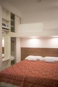 a bedroom with a bed with a wooden headboard at Promocional 3 Pessoas Vila Praia do Forte in Mata de Sao Joao